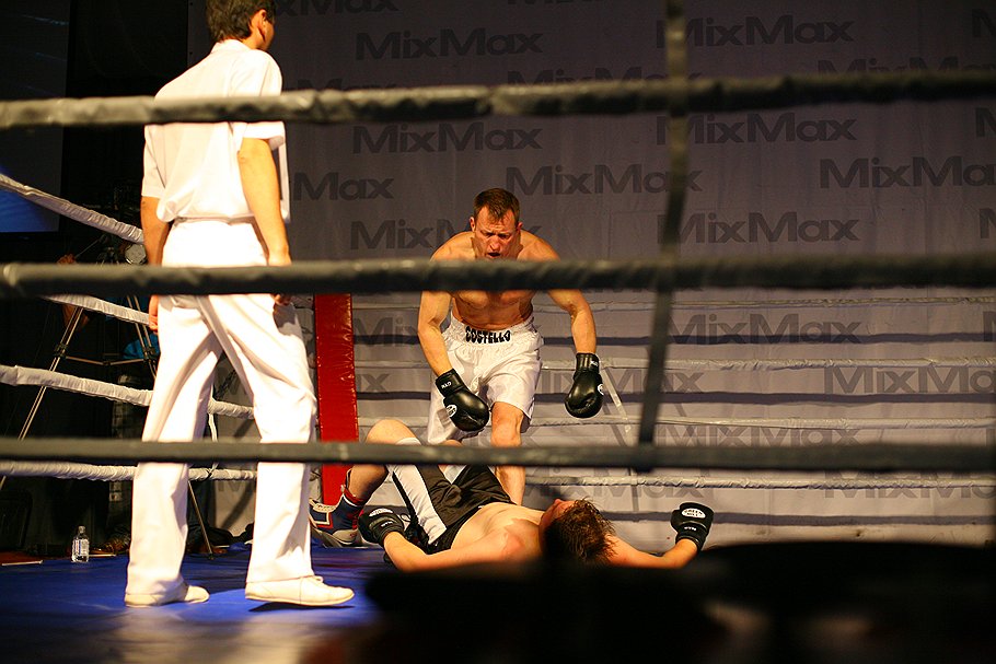 Могучий брит Энди Костелло был сильнее на ринге, но проиграл в шахматы 