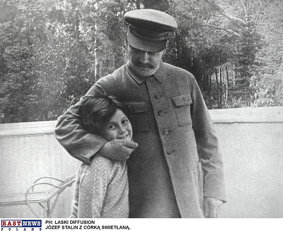 Светлана с отцом? Тогда уж с отцом народов. Взаимная любовь с годами сменилась холодным отчуждением 