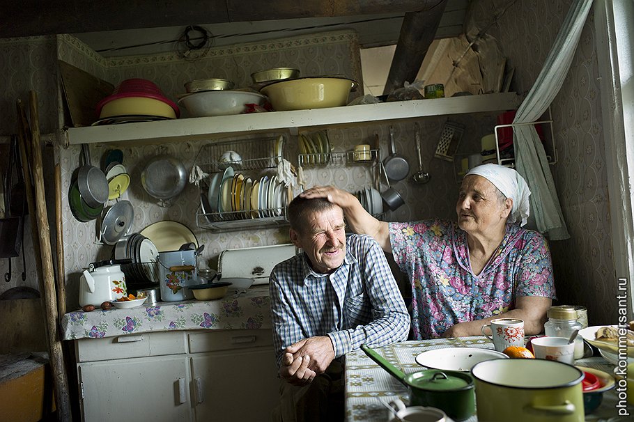 В деревне Хорнема постоянно живут три человека. Одна из них — Роза Багинская, в гости к которой пришел ее зять