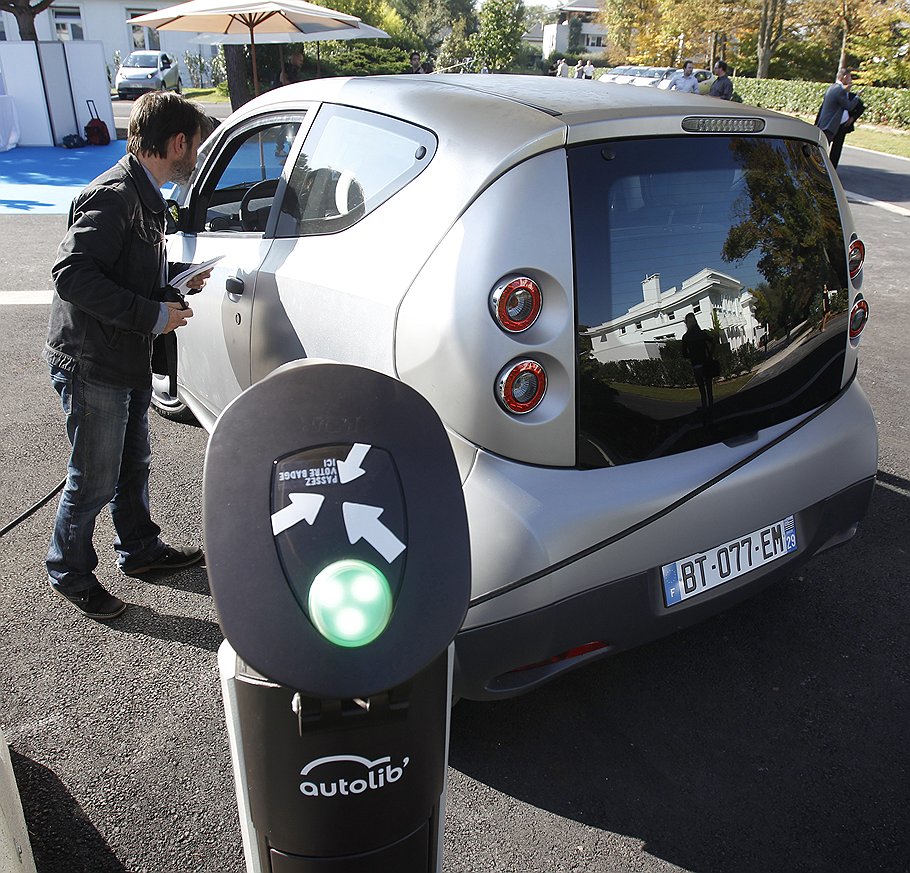 Электромобили Bluecar и сеть &quot;Автолиб&quot; успешно прошли этап презентации: 4 места, скорость до 130 км/час и подзарядка через 250 км пробега — ровно то, что для Парижа и нужно 