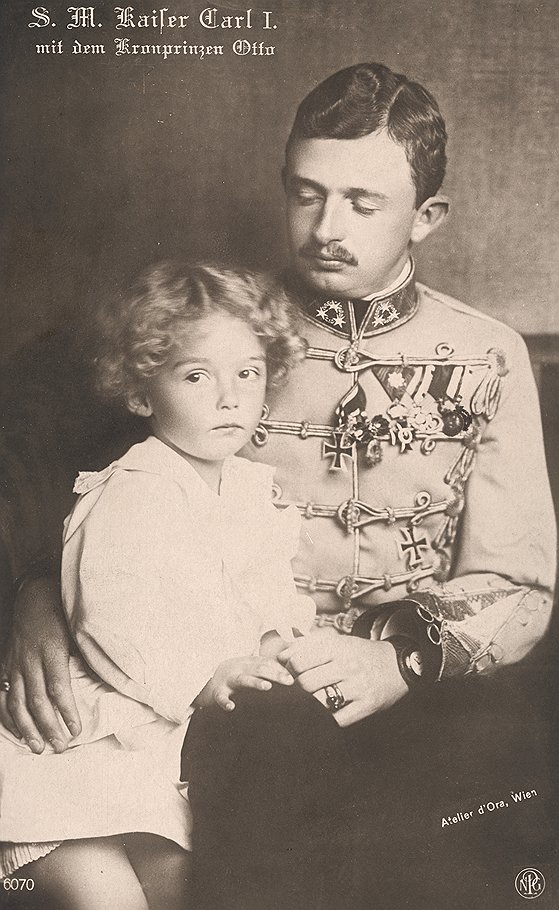 Последний император Австро-Венгрии Карл I с сыном Отто на руках. Фото 1917 года 