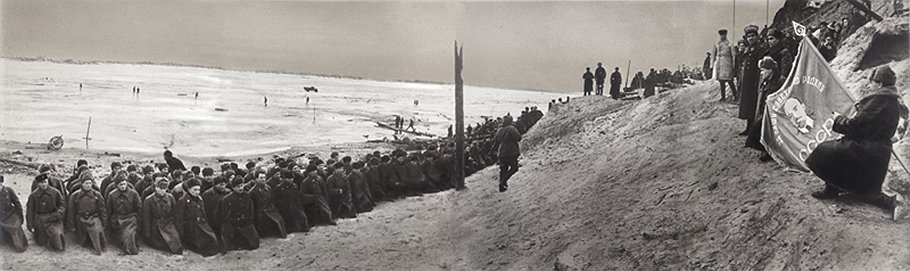 Фотокорреспондент &quot;Огонька&quot; Георгий Зельма стал хроникером Сталинградской битвы. На передовой он был во время самых ожесточенных боев зимы 1942-1943 годов. Сегодня мы публикуем его малоизвестный репортаж из Сталинграда 1942 года. 
