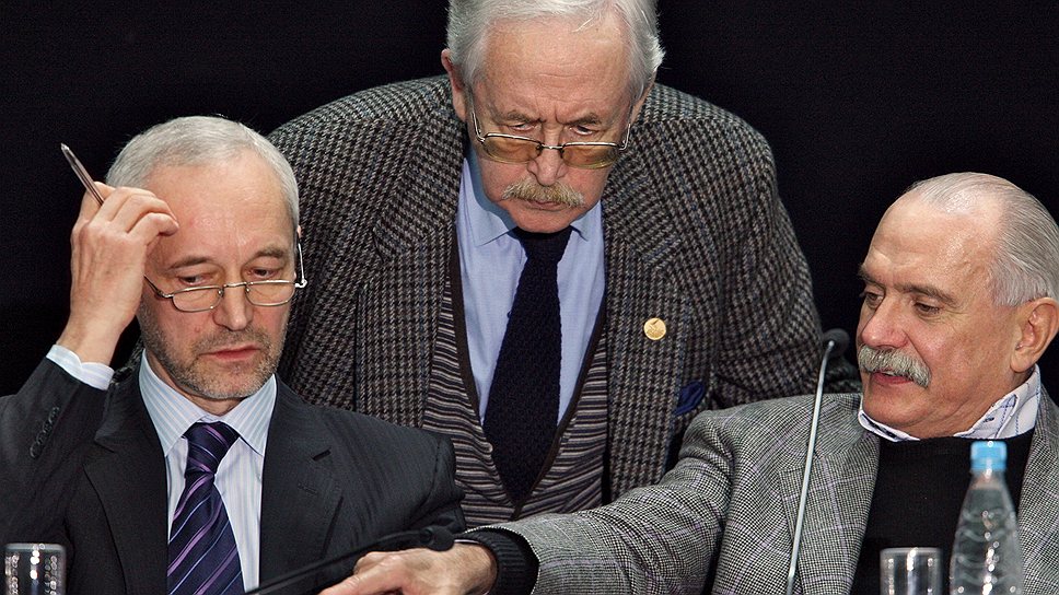 Евгений Герасимов, Василий Ливанов и Никита Михалков во время Чрезвычайного съезда СК, 2009 год