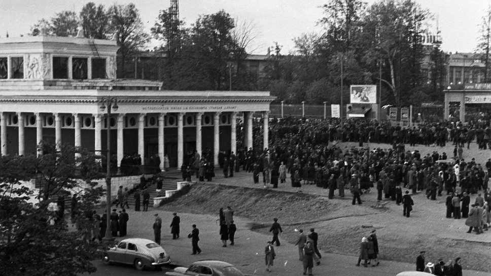 &lt;b>1951 &lt;/b>&lt;br>Подступы к Центральному стадиону &quot;Динамо&quot; (&quot;Огонек&quot; N 23 за 1951 год) во время крупных соревнований всегда были забиты до отказа, хотя площадку и вестибюли станции метро специально старались построить большими для удобства болельщиков. Само оформление станции — памятник советскому спорту. На медальонах на стенах — виды спорта и всемирно известные звезды &quot;Динамо&quot;. 
