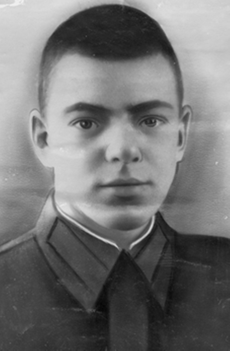 Сержант Владимир Крупский на солдатской фотокарточке и в кругу семьи (второй слева) 
