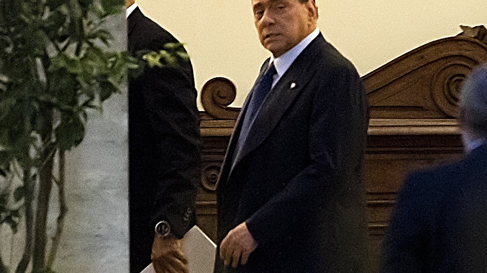 Лето 2013-го выдалось горячим для Сильвио Берлускони &lt;i>(на фото — у входа в свою римскую резиденцию дворец Грациоли)&lt;/i>. Но пока никакие вердикты не мешают ему оставаться законодателем моды в итальянской высокой политике
