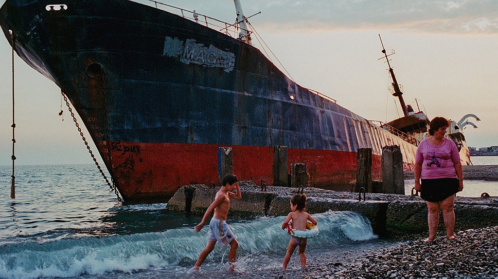 Этот затонувший танкер уже стал визитной карточкой знаменитого сухумского пляжа 