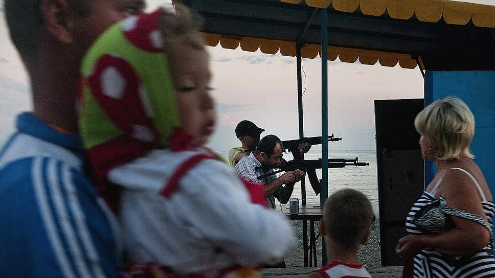 Набор развлечений для туристов в Сухуме небогат. Поэтому тир никогда не пустует 