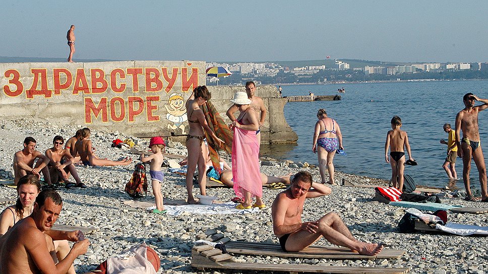 Море, парки, музыка, конечно. Только теперь уже не "здравствуй", как утверждает плакат на верхнем снимке, а "прощай" — до следующего сезона
