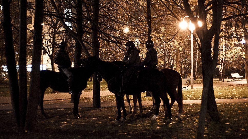 После погромов в районе будто сменились декорации. На парковой аллее, где по ночам традиционно &quot;тусили&quot; представители местных диаспор, теперь цокают копытами конные патрули 