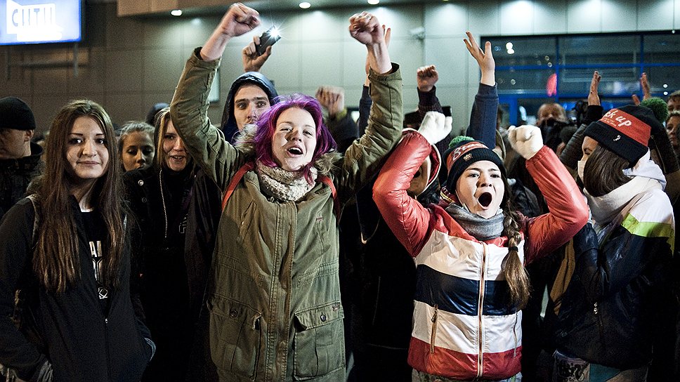 Постепенно к протестам подключились все — от пенсионеров до детей. Возле ближайшего метро &quot;Пражская&quot; собирались совсем еще молодые ребята — перекрывать проезжую часть за русскую нацию 