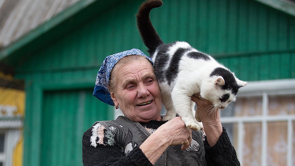 &quot;Живу я отлично, работаю, сама себе хозяйка. Из мужиков дома один Барсик&quot; 
