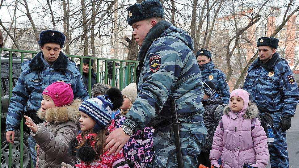 Тот самый страшный понедельник: сотрудники полиции выводят детей из московской школы N263, где вооруженный старшеклассник захватил заложников