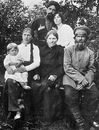 Александра Коллонтай и Павел Дыбенко в деревне, у родителей Павла. На скамейке рядом с родителям — сестра Павла с ребенком