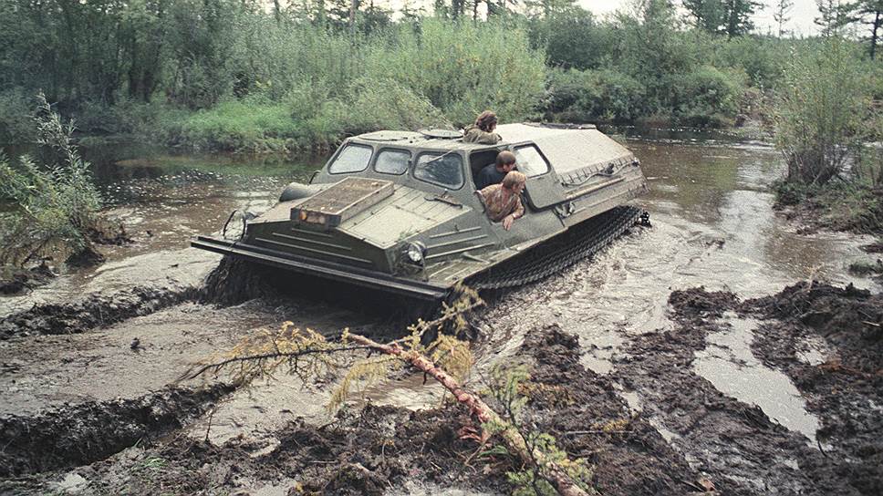 Вездеход изыскателей проходит по бездорожью, 1975 год 
