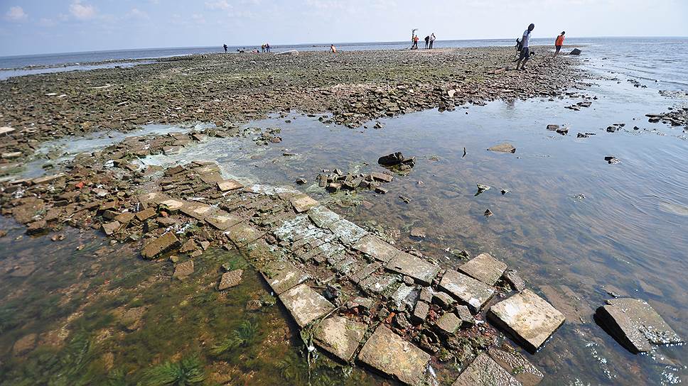 Молога показалась из воды. Здесь стоял городской Богоявленский собор 
