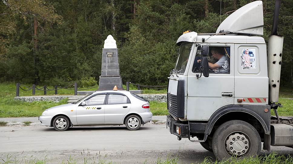 В Первоуральске пограничные знаки существуют с позапрошлого века. Их сейчас два: на старой дороге и на новой 