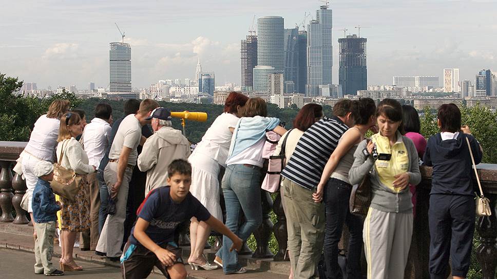 Смотровая площадка на Воробьевых горах. Сохранится ли вид на Москву после установки памятника? 
