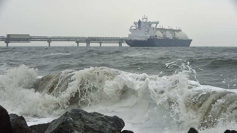 Охотское море сурово к рыбакам, зато богато лососевыми, сельдью, минтаем, мойвой, навагой 
