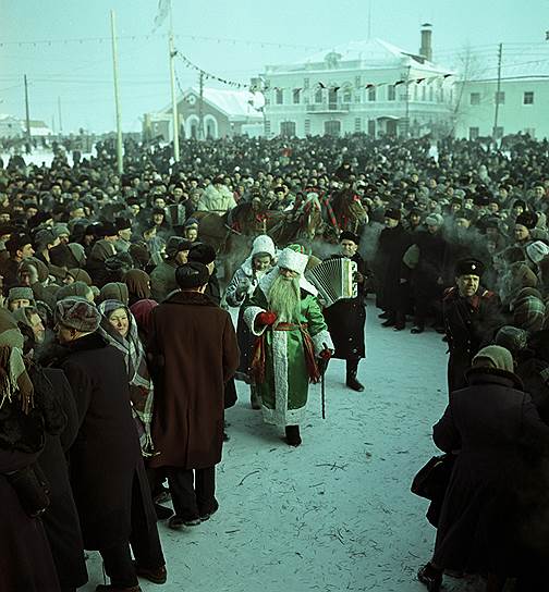 Праздник русской зимы в городе Суджа Курской области. Выход Деда Мороза и Снегурочки. 1969