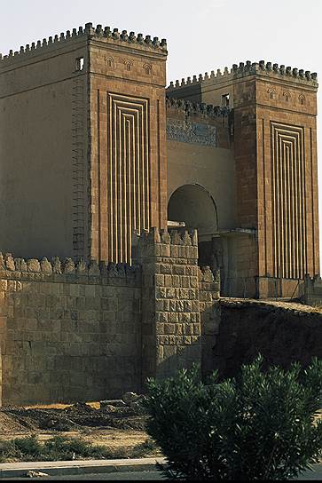Врата Нергал в Ниневии были раскопаны еще в XIX веке археологом Лэйярдом. Некогда их охраняли крылатые быки 