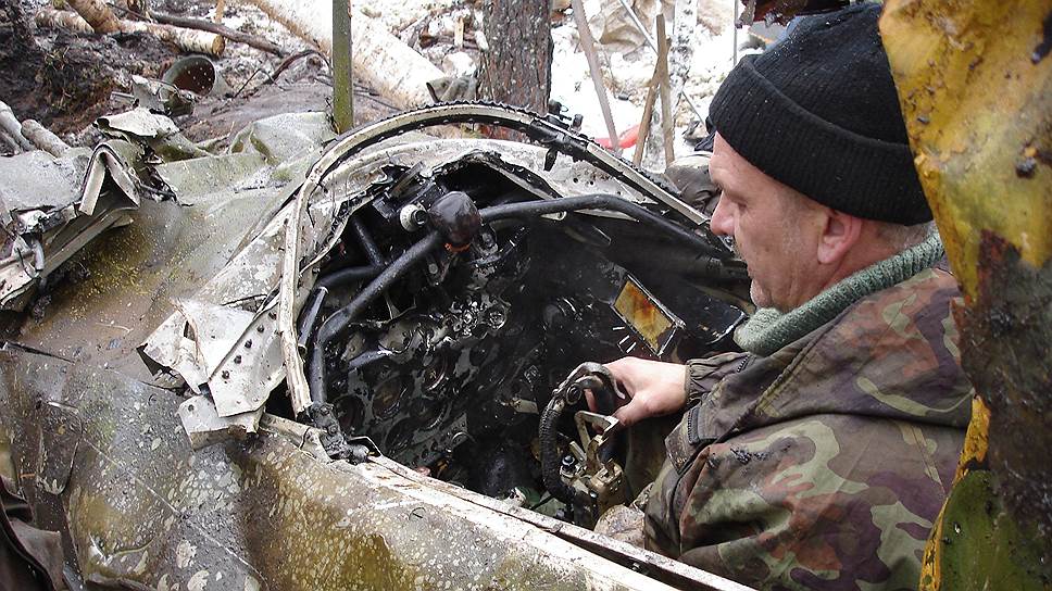 Подъем из болота под Тверью истребителя МиГ-3 летчика лейтенанта Крапивко. После боя с &quot;мессершмиттом&quot; он не сумел посадить поврежденную машину, но сам спасся. Позднее погиб под Сталинградом