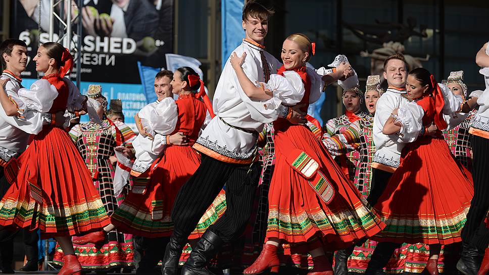 Рок-музыка от армянской группы The Bambir , народный танец в исполнении Воронежского хора им. К.И. Массалитинова (на фото) и танец современный от израильского театра Vertigo 20 — всех их объединил Воронеж