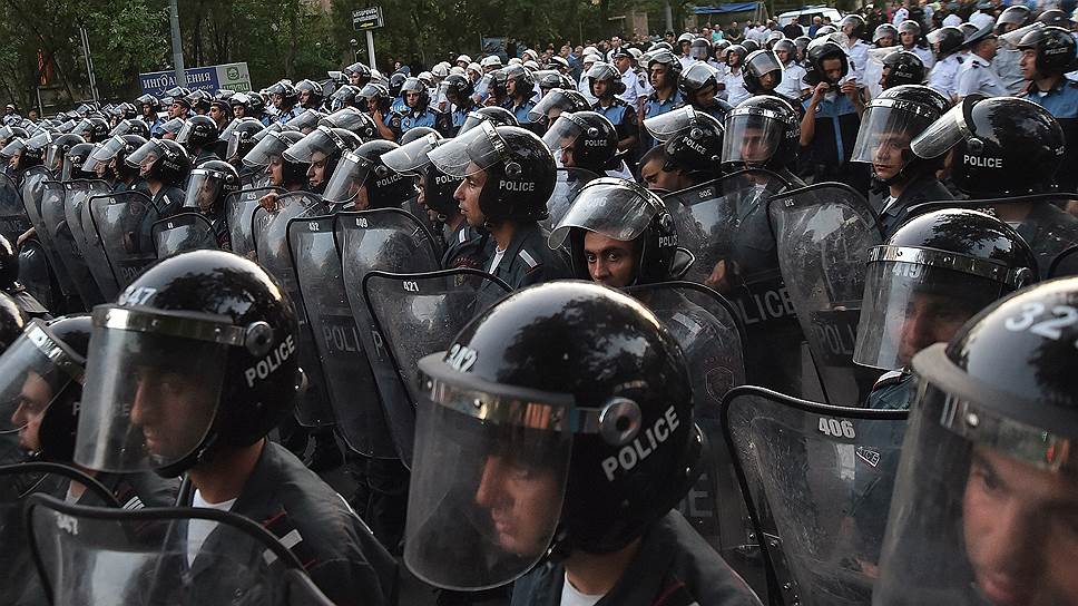 Полицейские блокировали продвижение протестующих в центр города и требовали перенести акцию с проезжей части улиц на площадь в пешеходную зону. Люди этим требованиям вняли, но от водометов и дубинок это никого не спасло. Впрочем, предрассветный разгон протестующих, сопровождаемый битьем аппаратуры у журналистов и массовыми — почти 250 человек — арестами, эффект возымел обратный: на следующий день на улицы вышли те, кто прежде оставался дома у телевизоров 