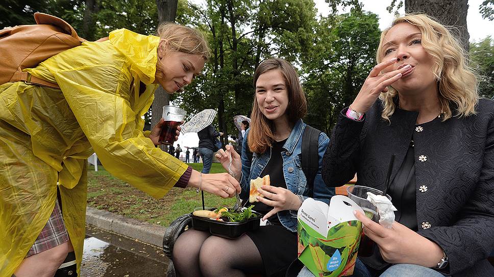 Чипсы в форме спирали нарезаются из цельной картофелины на специальном станочке 

