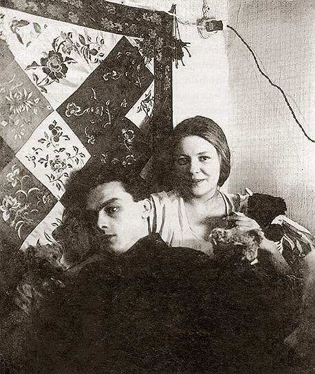 Арсений Тарковский и его жена Мария, которую все называли просто Марусей, в 1929 году в несохранившемся доме в Гороховском переулке 
