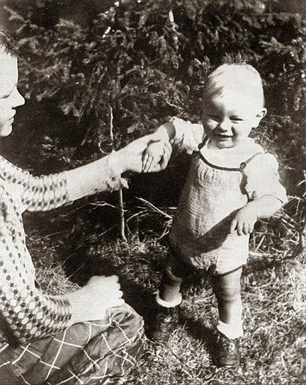 Будущий режиссер Андрей Тарковский со своей мамой в Юрьевце летом 1933 года 
