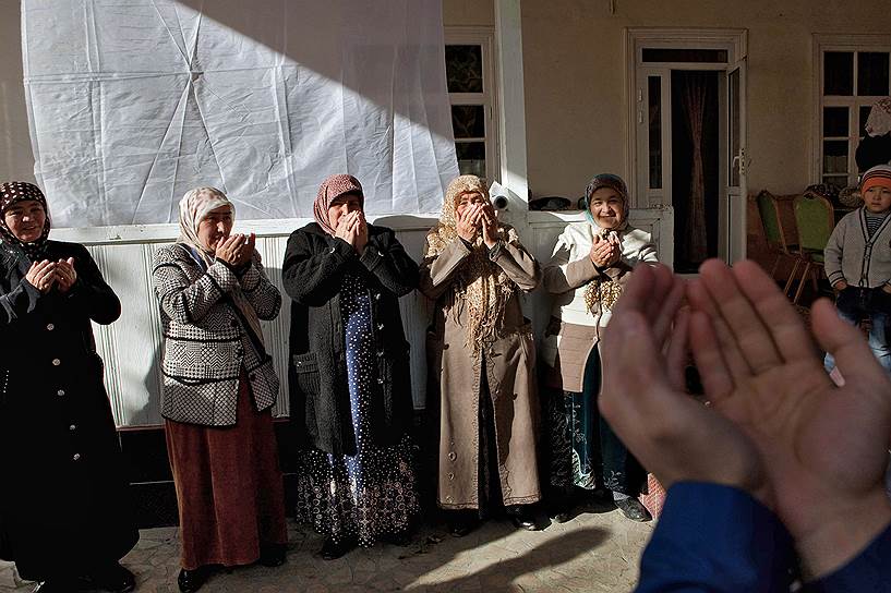 Женщины во время молитвы на узбекской свадьбе