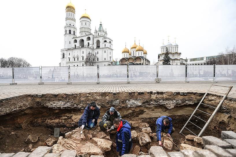 Раскопки на месте 14-го корпуса, который находился между Спасскими воротами и Сенатским дворцом. Сзади -- колокольня Ивана Великого и Соборная площадь