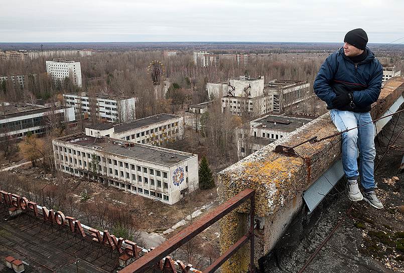 Припять, вид с крыши: местные сталкеры говорят, что летом, когда листья на деревьях распустятся, в ней можно будет и заблудиться