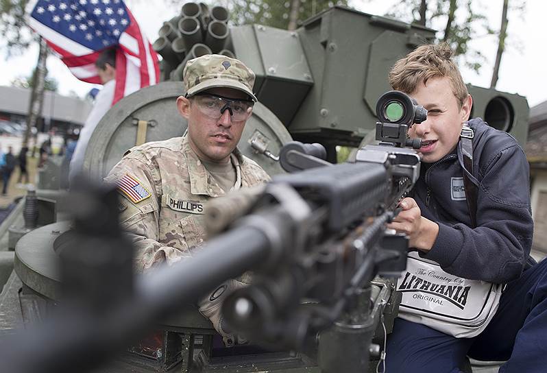 Американские военные позволяют литовскому населению потрогать все