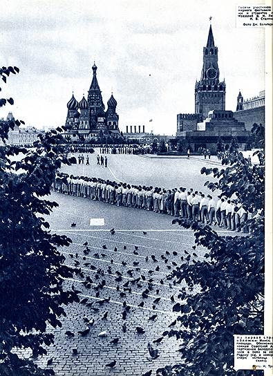 1957 год, очередь в мавзолей Ленина. Собор и Кремль -- советские символы