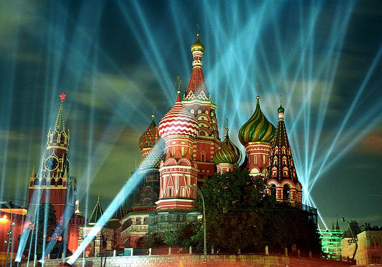 Хотя Покровский собор -- символ Москвы и России, установить его национальность непросто: некоторые историки полагают, что его строили мастера из Италии