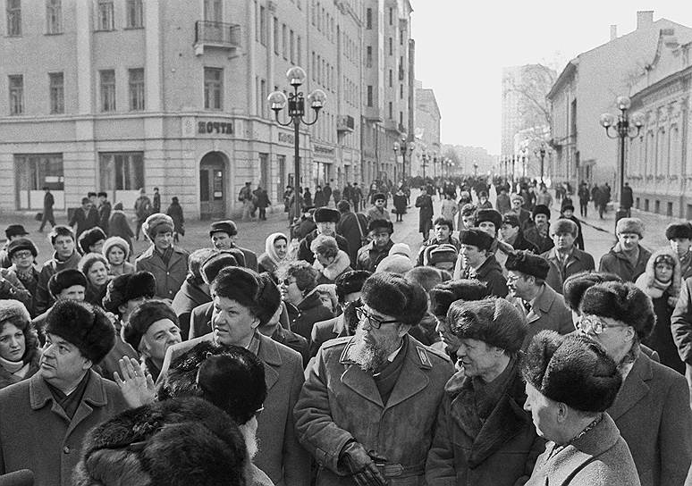 Борис Ельцин и Фидель Кастро гуляют по Арбату. На Кастро -- &quot;номенклатурная&quot; дорогая ушанка 
