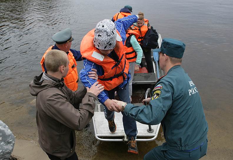 Июньская трагедия на Сямозере в Карелии, где во время шторма погибла группа школьников, потрясла всю страну и привлекла внимание властей и общественности к состоянию отечественных детских лагерей