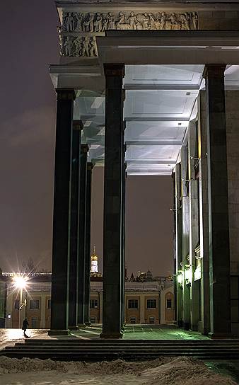 Возводя в 1920-х главное здание Ленинки, архитекторы Гельфрейх и Щуко ломали стереотип -- строили дворец, куда за знаниями сможет прийти любой читатель, хоть в лаптях, хоть в туфельках 
