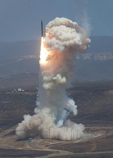 Будущая гонка вооружений будет вестись и в формате ПРО. На фото: тестовые испытания запуска и перехвата ракеты на базе ВВС США (Калифорния)  
