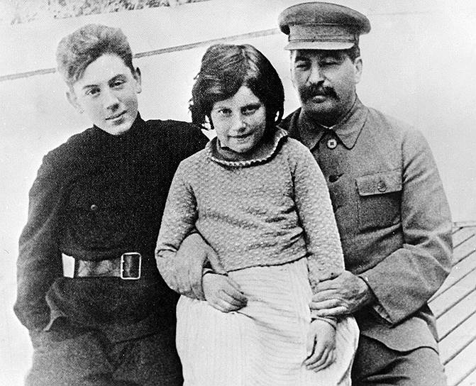 Сталин с сыном Василием и дочерью Светланой. 1935 
