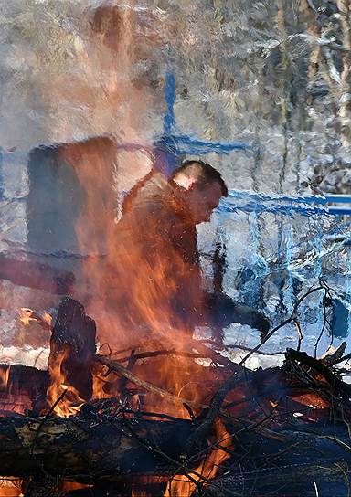 Сжигание сухих сучьев деревьев на кладбище села Деменка. Как рассказали в местной администрации, это еще одна инициатива губернатора области — каждому району выделено 5 млн рублей для уборки захоронений