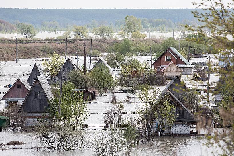 Даже когда сойдет вода, в этих домах города Ишим уже нельзя будет жить. В Тюменской области 140 человек, в том числе дети, до сих пор находятся в пунктах временного размещения 