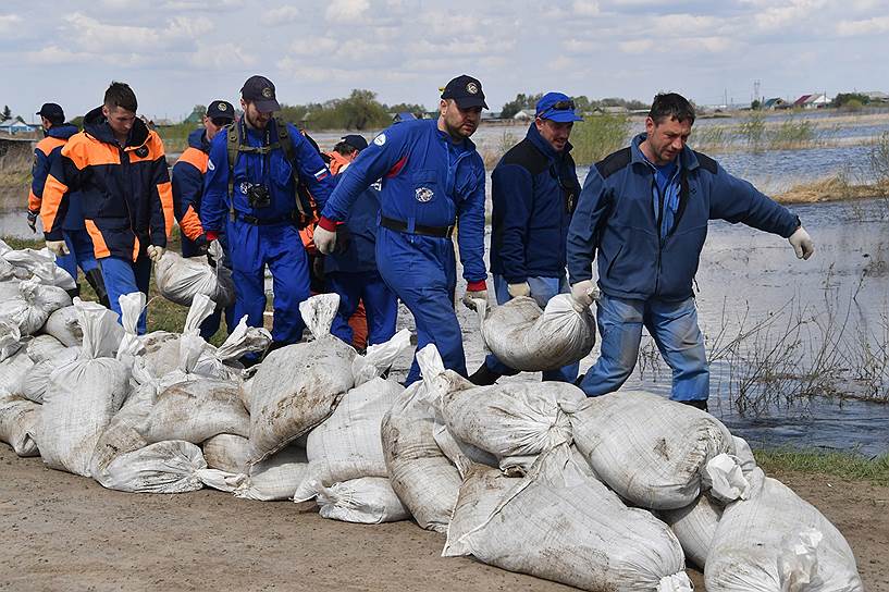 Сотрудники МЧС укрепляли дамбу на Ишиме, но ее все равно прорвало и вода пошла в город 
