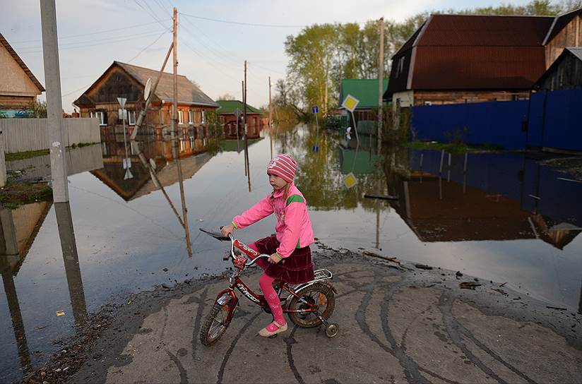 В городе Ишим до дома теперь можно добраться только на лодке 