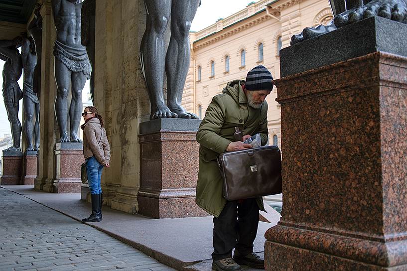 Жертва квартирных мошенников — Вячеслав Раснер шесть зим ночевал на стройке. Однажды его, просящего подаяния, заметили неравнодушные люди и узнали блестящего некогда экскурсовода. Раснеру помогли восстановить утраченные документы, сейчас он снова водит экскурсии 