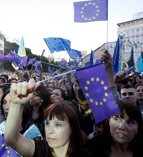 Безвизовый режим с ЕС в Киеве (на фото) встретили гуляниями и концертами. В странах Евросоюза отношение более сдержанное: сказывается память о &quot;турпотоке&quot; из СНГ конца 90-х, в котором украинцы лидировали 