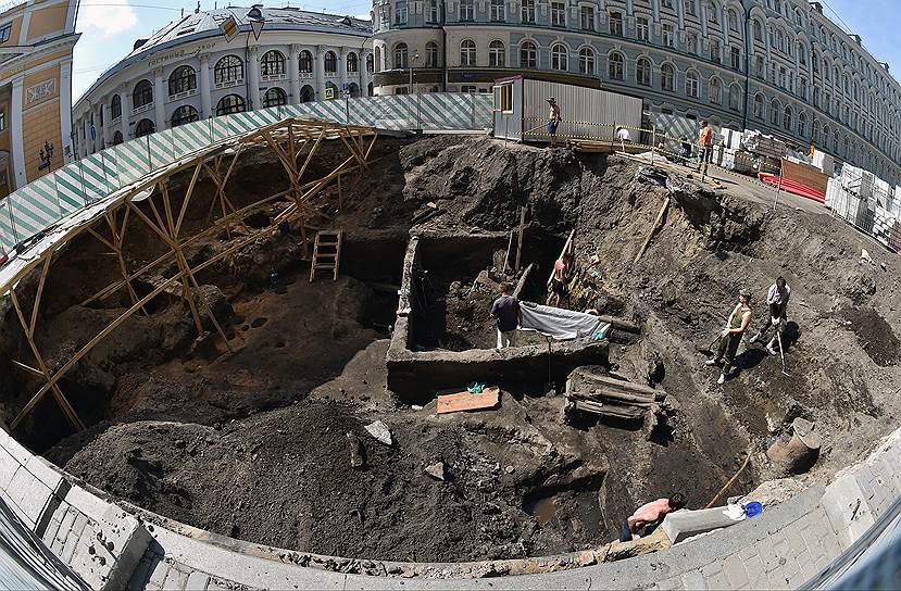 В раскопе на Биржевой площади археологи каждый день находят все новые древние артефакты 