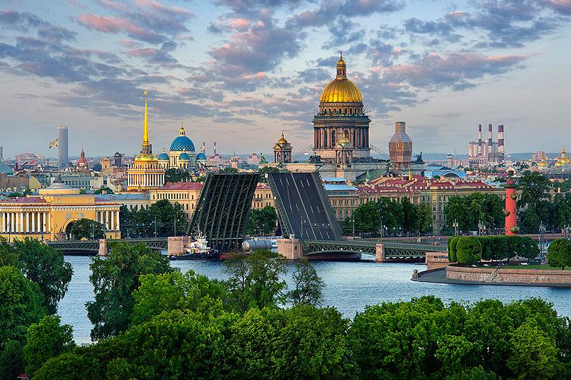 Развод Дворцового моста — главный аттракцион для туристов, особенно если дело происходит днем 